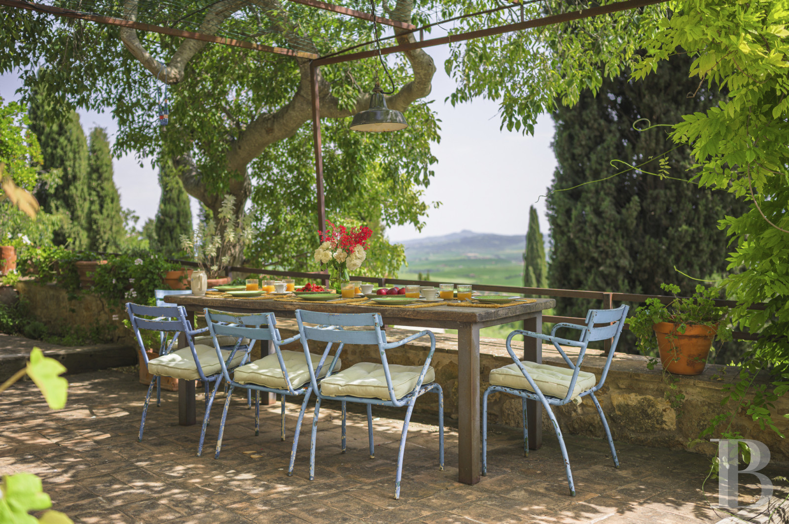 An old olive grove farmhouse restored to its former glory, overlooking the countryside in the Val d'Orcia in Tuscany - photo  n°3